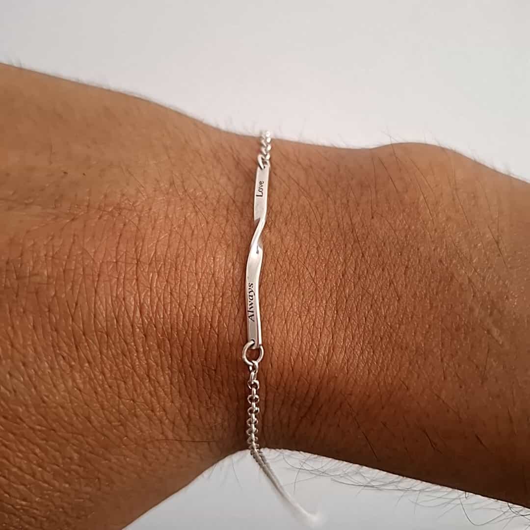 pulsera para parejas torcida en mano